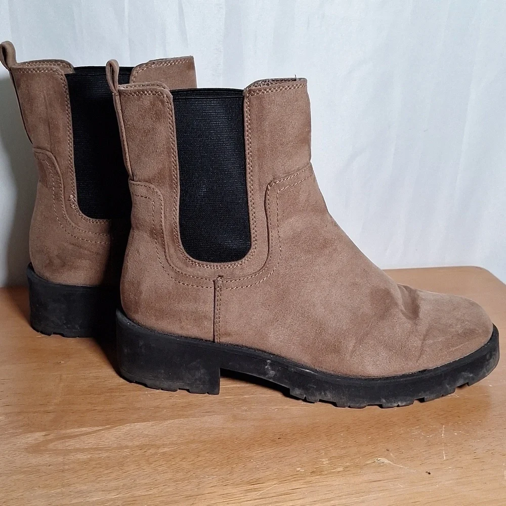 Old Navy Chunky Chelsea Taupe Ankle Boots Women’s Winter Fashion Size 8